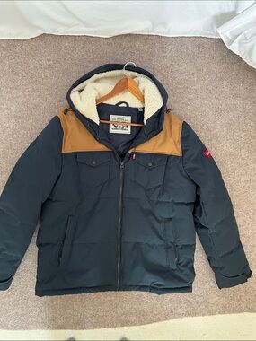 Levi’s navy puffer cold weather men’s large jacket L